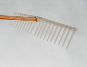 грабли с деревянной ручкой