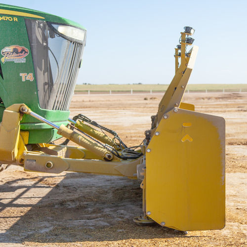 Установленный отвал для силоса на тракторе - SILAGE KING - Degelman Industries Ltd.
