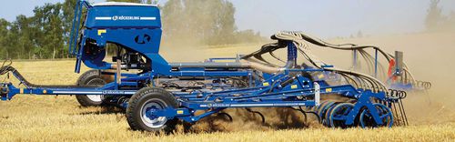 Линейная сеялка с бункером - Speed Drill - Köckerling GmbH & Co. KG - установленная на культиваторе