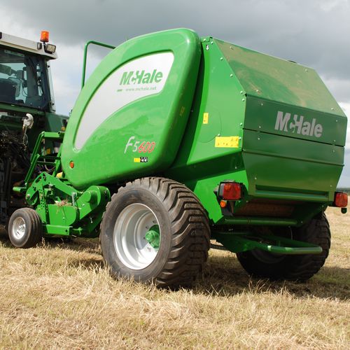 Пресс для круглых кип - F5600 - McHale Engineering Ltd. - с фиксированной камерой