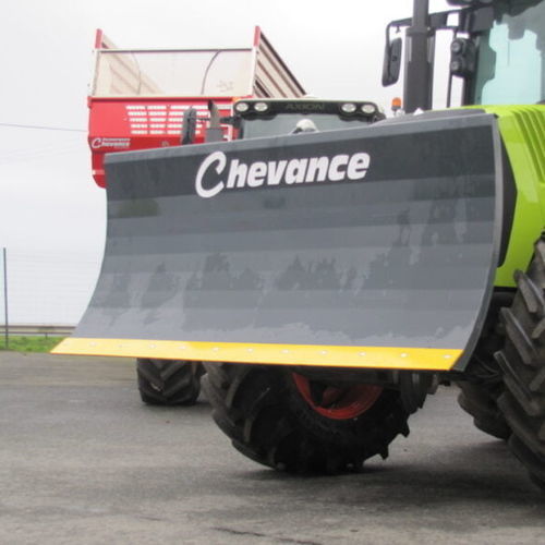 Установленный отвал для силоса на тракторе - Remorques Chevance