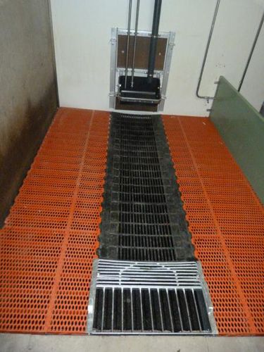 Решетчатый настил из пластика - APA Floors B.V. - из нержавеющей стали / из стекловолокна / для разведения свиней