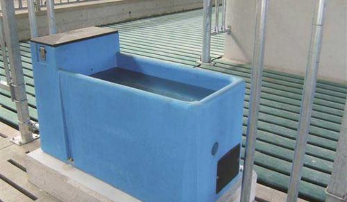 Водопойный желоб для крупного рогатого скота - Beerepoot GmbH - с лотком / из полиэтилена / напольное крепление
