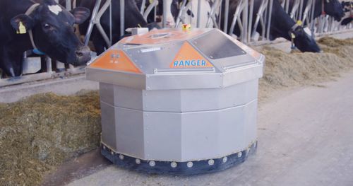 Роботизированный пододвигатель кормов - BouMatic - самоходный