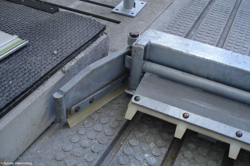 Отвал для навоза со шнуром - CombiScraper Slotted Floor - Spinder Dairy Housing Concepts - прямой / из каучука / автоматический