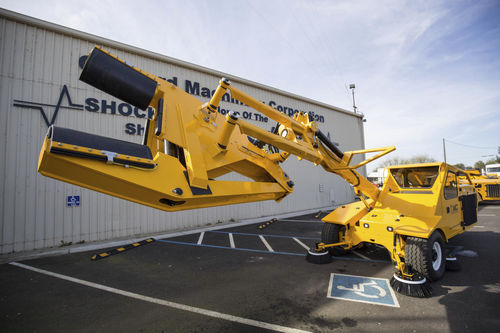 Вибратор для сбора урожая для миндаля - V Series  - Wesco Trailers by Orchard Machinery Corp. - для ореха-пекана / самоходный / гидравлический