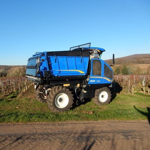 Самоходный разбрасыватель навоза - TOPLINE 2400A - GRV - с вертикальными щетками