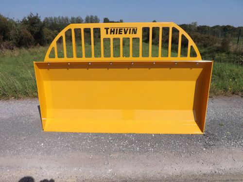 Установленный отвал для силоса на тракторе - Thievin