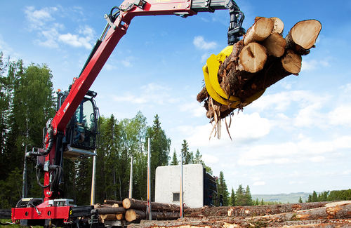 Лесопогрузчик на грузовике - JONSERED 1088S series - HIAB AB - с манипулятором