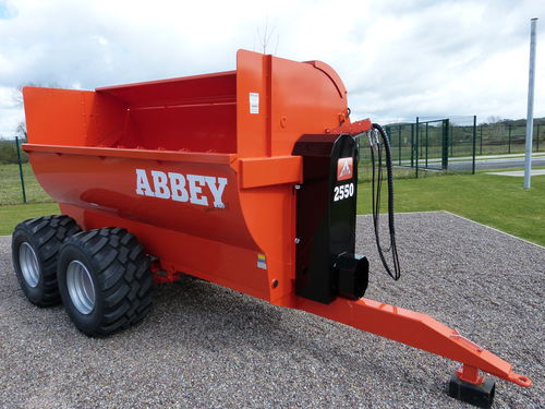 Прицепной разбрасыватель навоза - Abbey Machinery Ltd. - с горизонтальными щетками / одноосный