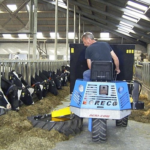 Навесной пододвигатель кормов - Agri-com