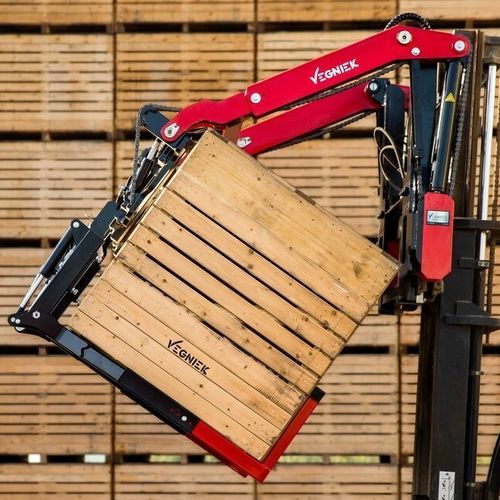 Установленный опрокидыватель ящиков на тракторе - RotoMaster 350 - Vegniek BV