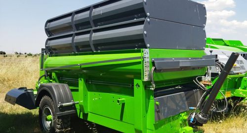 Прицепной разбрасыватель навоза - Agromeks Agricultural Machinery - с вертикальными щетками / одноосный