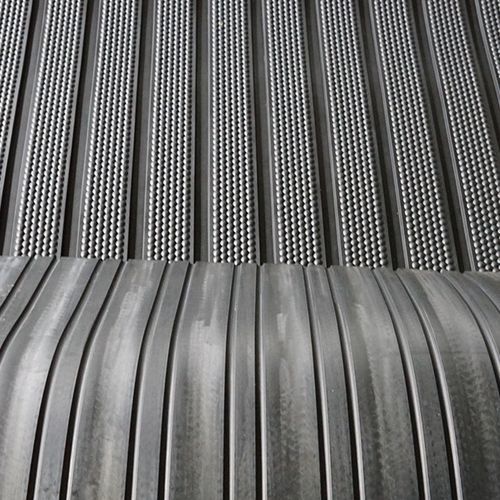 Коврик из каучука - Nanjing Bonzer Rubber & Plastic Co., Ltd. - для сельскохозяйственного здания / противоскользящий / пазованный